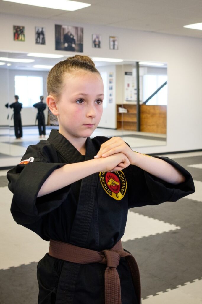 Comment Apprendre Le Karaté Chez Soi Les bienfaits des arts martiaux sur les résultats scolaires.